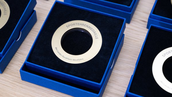 Ministerpräsident Hendrik Wüst ehrt die nordrhein-westfälischen Medaillengewinnerinnen und -gewinner und Teilnehmerinnen und Teilnehmer bei den Olympischen Winterspielen 2022