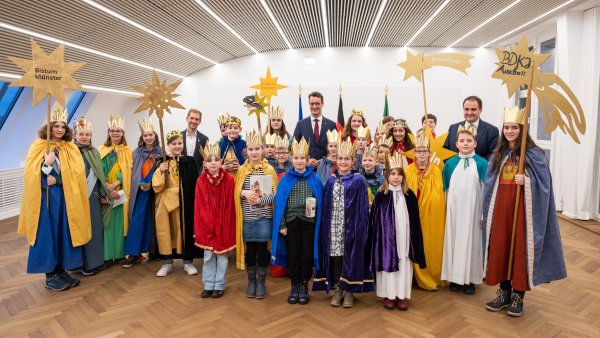 Ministerpräsident Hendrik Wüst empfängt Sternsinger zum traditionellen Dreikönigssingen