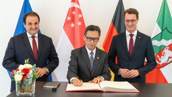 Ministerpräsident Hendrik Wüst empfängt den Botschafter der Republik Singapur