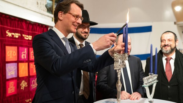 Ministerpräsident Hendrik Wüst entzündet in der Synagoge Düsseldorf die erste der acht Kerzen des Chanukkia