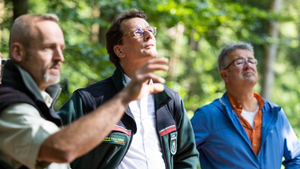 Ministerpräsident Hendrik Wüst besucht gemeinsam mit Manuel Andrack den Königsforst in Köln