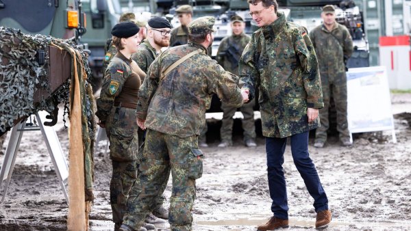 Weihnachtspost an Einsatzkräfte im Ausland: Ministerpräsident Hendrik Wüst würdigt ihren besonderen Einsatz