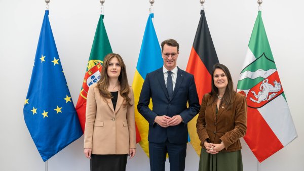 Ministerpräsident Wüst verabschiedet die Generalkonsulin der Republik Portugal und Doyenne des Konsularischen Korps Nordrhein-Westfalen, Lidia Margarida Bandeira Nabais