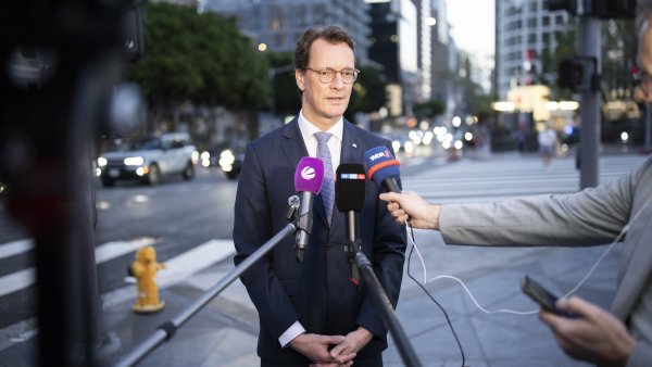 Ministerpräsident Hendrik Wüst gibt ein Pressestatement in Los Angeles