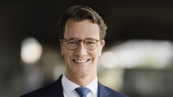 Porträtfoto von Ministerpräsident Hendrik Wüst