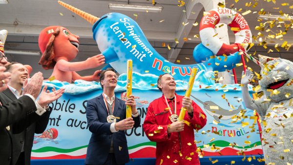 Ministerpräsident Hendrik Wüst stellt „narwali“-Karnevalswagen vor