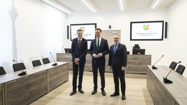 Gruppenfoto im Gerichtssaal