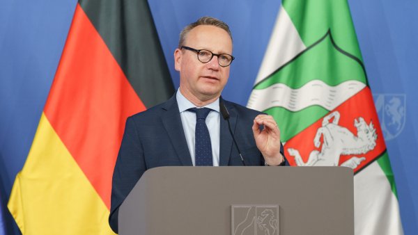 Der Justizminister am Rednerpult während der Pressekonferenz