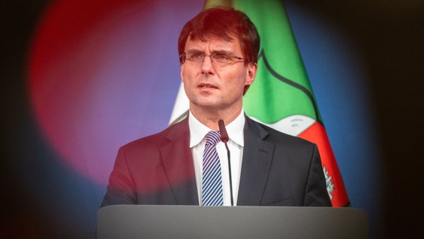 Finanzminister Dr. Marcus Optendrenk steht am Rednerpult