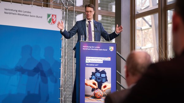 Ministerpräsident Hendrik Wüst während seiner Keynote auf der Bühne