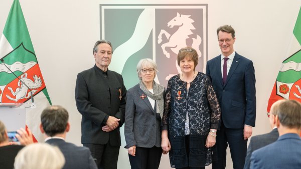 Ministerpräsident Hendrik Wüst übergibt den Bundesverdienstorden an drei Persönlichkeiten aus Nordrhein-Westfalen