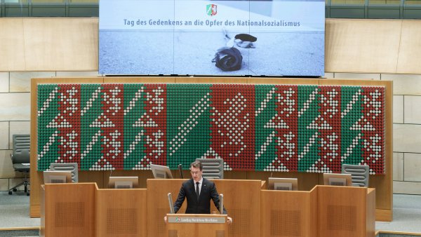 MP Wüst während seiner Rede im Plenarsaal