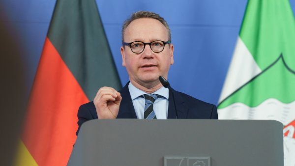 Minister Limbach am Rednerpult auf einer Bühne