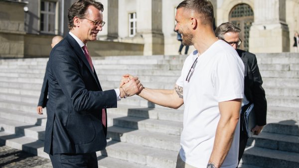 MP Wüst trifft Lukas Podolski