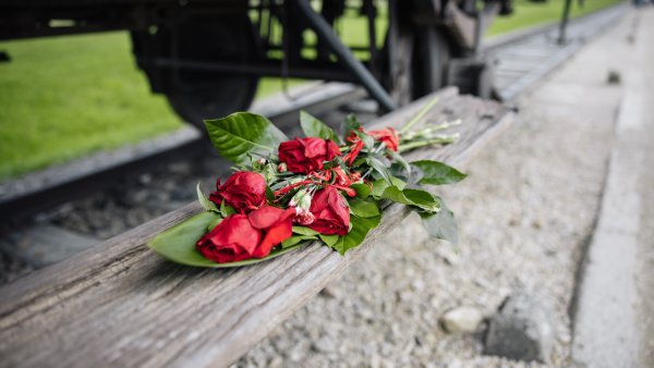 Erinnerung bewahren, Antisemitismus entschlossen bekämpfen: Ministerpräsident Wüst besucht Auschwitz-Birkenau