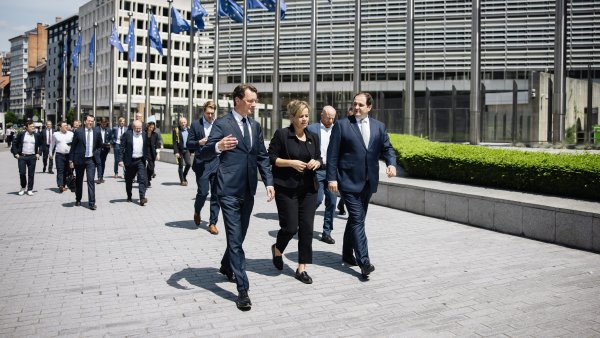 MP Wüst, Wirtschaftsministerin Neubaur und Europaminister Liminski gehen zum Berlaymont-Gebäude in Brüssel, im Hintergrund die Delegation