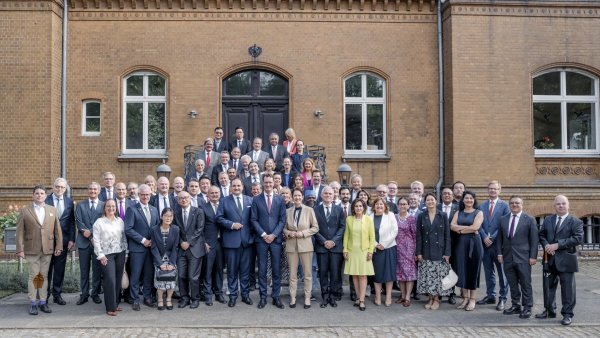 Ministerpräsident Hendrik Wüst empfängt Konsularisches Korps beim Sommerempfang in Warendorf