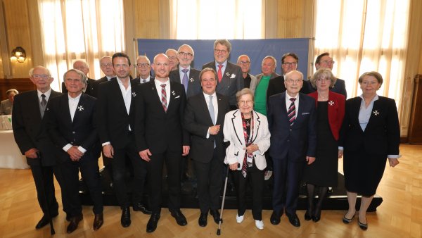 Ministerpräsident Armin Laschet zeichnet 19 Bürgerinnen und Bürger mit dem Landesverdienstorden aus