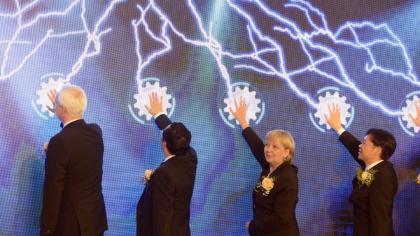 Wirtschaftsminister Garrelt Duin und Ministerpräsidentin Hannelore Kraft während einer Zeremonie in der Startup Factory in Kunshan