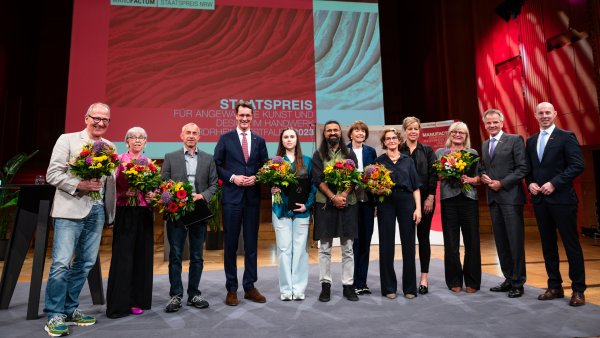 Ministerpräsident Wüst und Wirtschaftsministerin Neubaur verleihen Staatspreis MANUFACTUM