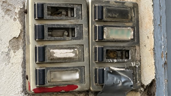 Defekte Klingelschilder an einem Hauseingang