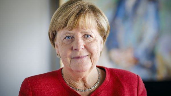 Porträtfoto von Angela Merkel im Büro im Bundeskanzleramt