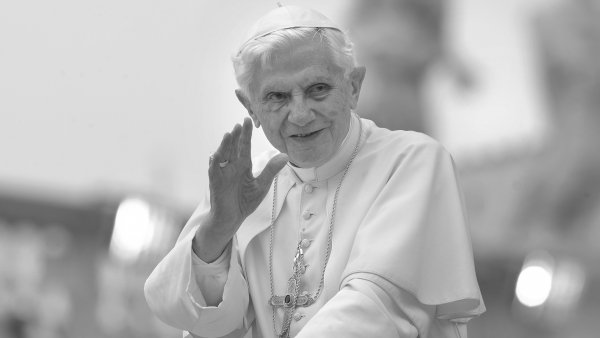 Benedikt XVI. war der erste deutsche Papst seit dem 16. Jahrhundert und vom 19. April 2005 bis zu seinem freiwilligen Rücktritt am 28. Februar 2013 im Amt.