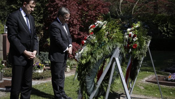 Kranzniederlegung anlässlich des 50. Todestags es ersten Ministerpräsidenten von Nordrhein-Westfalen Rudolf Amelunxen