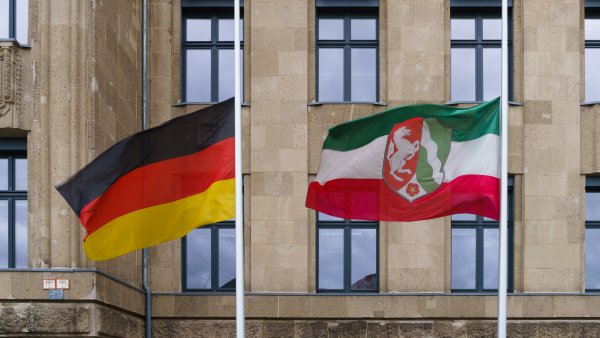Die Deutschlandflagge und die Nordrhein-Westfalen-Flagge auf Halbmast vor dem Landeshaus