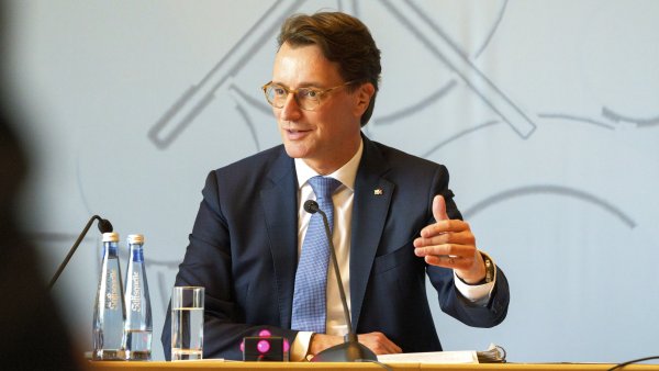Ministerpräsident Wüst spricht auf der Landespressekonferenz