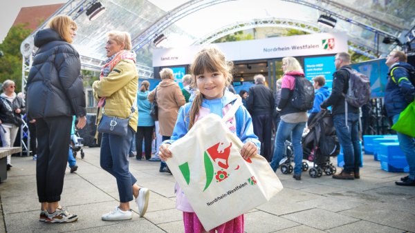 Ministerpräsident Hendrik Wüst nimmt an den Feierlichkeiten zum Tag der Deutschen Einheit in Erfurt teil