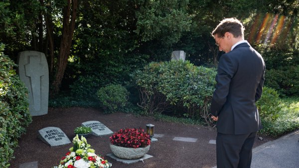 Ministerpräsident Hendrik Wüst steht am Grab von Karl Arnold