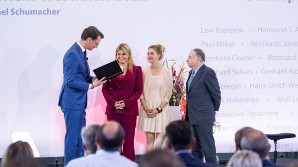 Ministerpräsident Hendrik Wüst verleiht den Staatspreis an Michael Schumacher