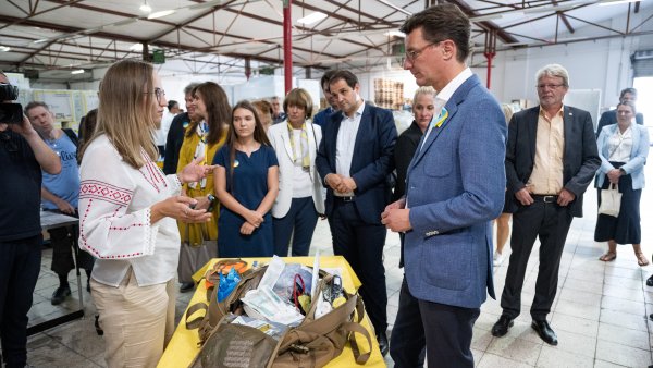 Ministerpräsident Hendrik Wüst besucht Spendenlager des Deutsch-Ukrainischen Vereins Blau-Gelbes Kreuz in Köln