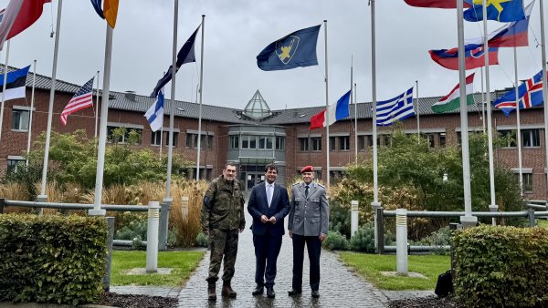 Generalmajor Michael Hogrebe, Minister Dr. Marcus Optendrenk und Oberst Siegfried Otto stehen umringt von den Flaggen der NATO-Mitgliedsstaaten vor der Kaserne Uedem