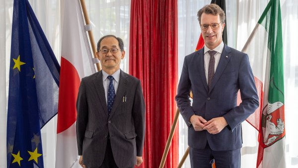 Ministerpräsident Hendrik Wüst empfängt den Botschafter von Japan in Deutschland zum Antrittsbesuch