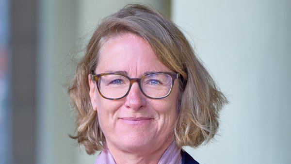 Jennifer Rybarczyk mit blonden Haaren (fast schulterlang), Brille und blauem Blazer