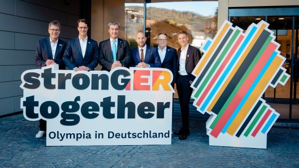 Zu sehen ist ein Schild mit der Aufschrift "stronGER together. Olympia in Deutschland"
