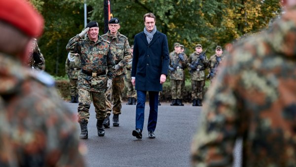 Ministerpräsident bei Aufstellungsappell für das Heimatschutzregiment 2