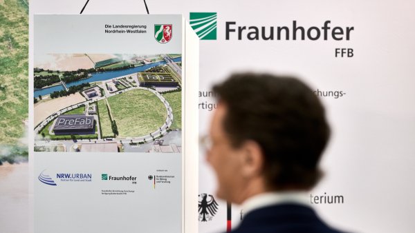 Ministerpräsident Hendrik Wüst übergibt erstes Gebäude der Forschungsfertigung Batteriezelle in Münster