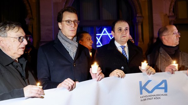 Ministerpräsident Wüst nimmt am Schweigegang zur Kölner Synagoge teil