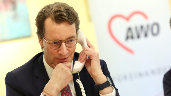 Ministerpräsident Hendrik Wüst greift beim Silbernetz-Senioren-Telefon gegen Einsamkeit selbst zum Hörer