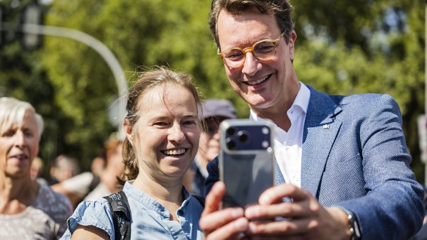 MP Wüst bei seinem Rundgang auf der Meile