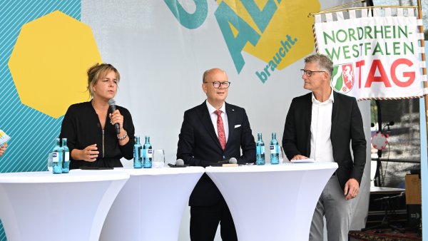 Landtagspräsident Kuper, die stellvertrende Ministerpräsidentin Neubaur und Oberbürgermeister Tilman Fuchs bei der Eröffnung auf einer Bühne