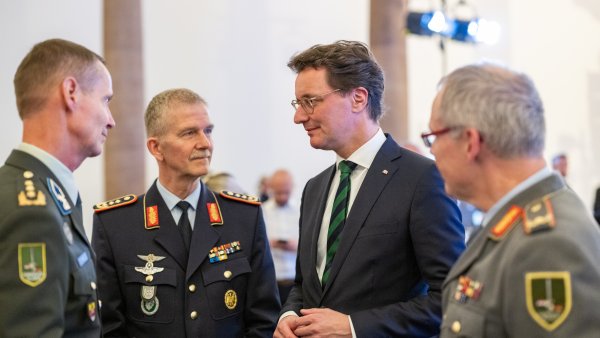 Ministerpräsident Hendrik Wüst ehrt Soldatinnen und Soldaten der Bundeswehr und befreundeter Streitkräfte