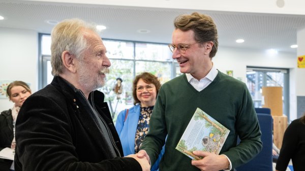 Ministerpräsident Wüst liest gemeinsam mit Henning Krautmacher / Vorleseaktionen mit Kabinettmitgliedern im ganzen Land