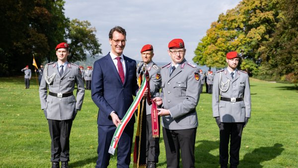 Ministerpräsident Hendrik Wüst verleiht das Fahnenband des Landes an das ABC-Abwehrbataillon 7 der Bundeswehr in Höxter