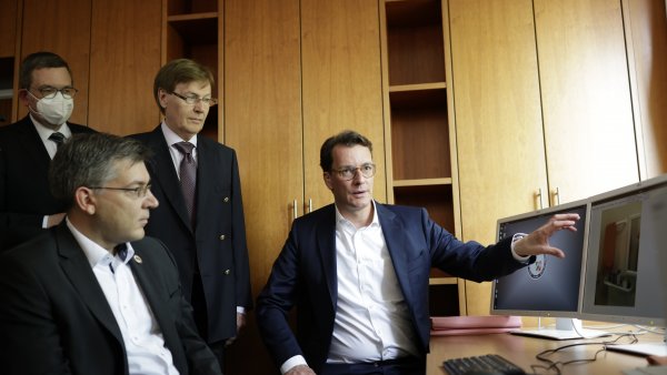 Ministerpräsident Hendrik Wüst dankt Staatsanwältinnen und Staatsanwälten für die innovative Arbeit im Bereich der Bekämpfung von Cyberkriminalität