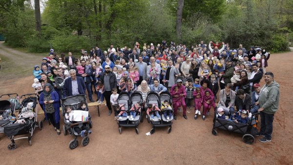 Ministerpräsident Wüst trifft Ehrenpatenkinder und ihre Familien