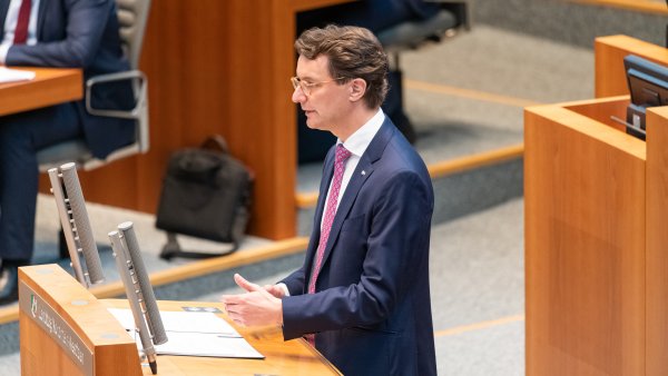 Ministerpräsident Hendrik Wüst spricht am Rednerpult